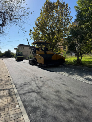В НОВОМ РАЙОНЕ НАЧАЛАСЬ УКЛАДКА НОВОГО АСФАЛЬТОВОГО ПОКРЫТИЯ