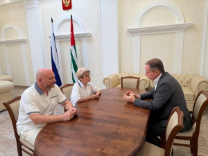 ОЛЬГА ДЕМИЧЕВА ОБСУДИЛА С ГЛАДКОВЫМ ГОЛОСОВАНИЕ РОССИЯН В АБХАЗИИ