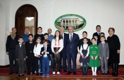 ПРЕЗИДЕНТ РАУЛЬ ХАДЖИМБА ВСТРЕТИЛСЯ С ЮНЫМИ УЧАСТНИКАМИ  МЕЖДУНАРОДНОГО ШАХМАТНОГО ТУРНИРА &laquo;MOSCOW ОPEN 2017