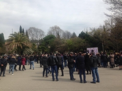 МИТИНГУЮЩИЕ НА ПЛОЩАДИ СВОБОДЫ ТРЕБУЮТ ПРИОСТАНОВИТЬ  ДЕЙСТВИЕ ЗАКОНА О НДС