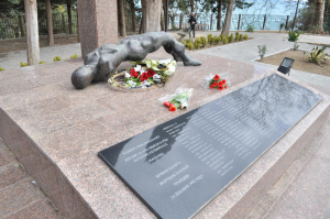 ГЛАВА ГОСУДАРСТВА ПОЧТИЛ ПАМЯТЬ ПОГИБШИХ В ЛАТСКОЙ ТРАГЕДИИ У МЕМОРИАЛА В ГОРОДЕ ГУДАУТЕ