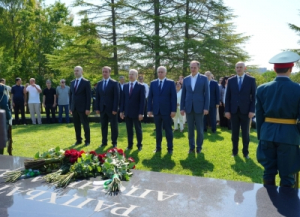 БАДРА ГУНБА ПОЧТИЛ ПАМЯТЬ ПЕРВОГО ПРЕЗИДЕНТА АБХАЗИИ ВЛАДИСЛАВА АРДЗИНБА