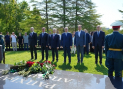 БАДРА ГУНБА ПОЧТИЛ ПАМЯТЬ ПЕРВОГО ПРЕЗИДЕНТА АБХАЗИИ ВЛАДИСЛАВА АРДЗИНБА