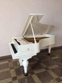 АБХАЗСКОМУ ДРАМТЕАТРУ ИМ. С. ЧАНБА ПОДАРИЛИ КОНЦЕРТНЫЙ РОЯЛЬ STEINWAY&amp;SONS