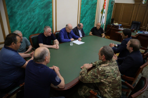 АСЛАН БЖАНИЯ ВСТРЕТИЛСЯ С ПРЕДСТАВИТЕЛЯМИ ОППОЗИЦИИ