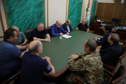 АСЛАН БЖАНИЯ ВСТРЕТИЛСЯ С ПРЕДСТАВИТЕЛЯМИ ОППОЗИЦИИ
