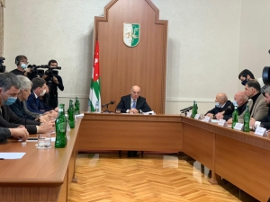 АСЛАН БЖАНИЯ ВСТРЕТИЛСЯ С РУКОВОДСТВОМ ПАРЛАМЕНТА