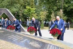 АСЛАН БЖАНИЯ ВОЗЛОЖИЛ ЦВЕТЫ В ПАРКЕ ПОБЕДЫ В ЧЕРКЕССКЕ