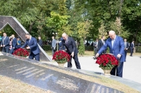 АСЛАН БЖАНИЯ ВОЗЛОЖИЛ ЦВЕТЫ В ПАРКЕ ПОБЕДЫ В ЧЕРКЕССКЕ