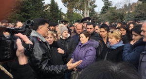 МИТИНГУЮЩИЕ У АДМИНИСТРАЦИИ ПРЕЗИДЕНТА ТРЕБУЮТ ОТМЕНЫ ВВОЗНОГО НДС