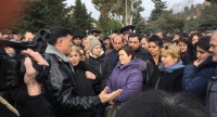 МИТИНГУЮЩИЕ У АДМИНИСТРАЦИИ ПРЕЗИДЕНТА ТРЕБУЮТ ОТМЕНЫ ВВОЗНОГО НДС