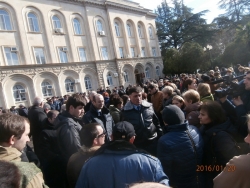 МИТИНГУЮЩИЕ У АДМИНИСТРАЦИИ ПРЕЗИДЕНТА НАМЕРЕНЫ СТОЯТЬ ДО  ТЕХ ПОР, ПОКА РУКОВОДСТВО СТРАНЫ НЕ ВЫПОЛНИТ ИХ ТРЕБОВАНИЕ ОБ ОТМЕНЕ  НДС