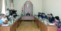 КАБИНЕТ МИНИСТРОВ РАССЧИТЫВАЕТ ДО КОНЦА 2017  ГОДА ОРГАНИЗОВАТЬ ВСЮ  СВОЮ ДЕЯТЕЛЬНОСТЬ НА ГОСУДАРСТВЕННОМ АБХАЗСКОМ ЯЗЫКЕ