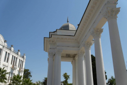 ХУДОЖЕСТВЕННАЯ ПОДСВЕТКА КОЛОННАДЫ БУДЕТ ЗАВЕРШЕНА К 26 АВГУСТА