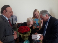 ПРЕЗИДЕНТ АБХАЗИИ РАУЛЬ ХАДЖИМБА ПОЗДРАВИЛ  МАРГАРИТУ ЛАДАРИЯ С 90 ЛЕТНИМ ЮБИЛЕЕМ