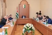 ПРЕЗИДЕНТ РАУЛЬ ХАДЖИМБА ПРОВЁЛ РАБОЧЕЕ СОВЕЩАНИЕ ПО ВОПРОСАМ  ПЕНСИОННОГО ОБЕСПЕЧЕНИЯ НАСЕЛЕНИЯ