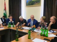СОСТОЯЛАСЬ ВСТРЕЧА АСЛАНА БЖАНИЯ С ЧЛЕНАМИ ОБЩЕСТВЕННОЙ ПАЛАТЫ