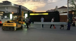 У СУХУМСКОГО РЫНКА УСТАНАВЛИВАЮТ БАРЬЕРНЫЕ ОГРАЖДЕНИЯ ДЛЯ БЕЗОПАСНОГО ДВИЖЕНИЯ