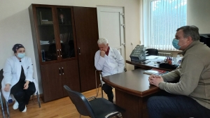 ВСТРЕЧА МИНИСТРА С  И.О. ГЛАВВРАЧА РЕСПУБЛИКАНСКОЙ БОЛЬНИЦЫ