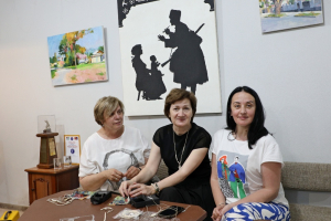 СУХУМСКИЕ ХУДОЖНИЦЫ СОЗДАЮТ СОВРЕМЕННЫЕ УКРАШЕНИЯ В СТАРИННОЙ ТЕХНИКЕ