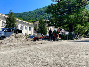 НА ЦЕНТРАЛЬНОЙ ПЛОЩАДИ ТКУАРЧАЛА ВЕДУТСЯ РЕМОНТНЫЕ РАБОТЫ