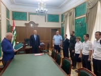 ПРЕЗИДЕНТ АСЛАН БЖАНИЯ НАГРАДИЛ АБХАЗСКИХ МИЛИЦИОНЕРОВ БЛАГОДАРСТВЕННЫМИ ПИСЬМАМИ