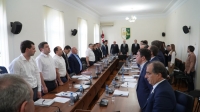 ПАРЛАМЕНТАРИИ УХОДЯТ В ОТПУСК