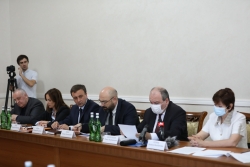 АСЛАН БЖАНИЯ: МИНЗДРАВ АДАПТИРОВАЛСЯ К НОВЫМ УСЛОВИЯМ ЖИЗНИ ПРИ КОРОНАВИРУСНОЙ ИНФЕКЦИИ