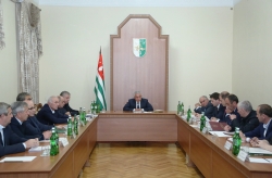 РАУЛЬ ХАДЖИМБА УКАЗАЛ НА ОТСТАВАНИЯ В ВЫПОЛНЕНИИ ПЛАНОВЫХ ПОКАЗАТЕЛЕЙ ПО ОСНОВНЫМ ВИДАМ ПЛАТЕЖЕЙ В БЮДЖЕТ