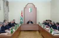 РАУЛЬ ХАДЖИМБА УКАЗАЛ НА ОТСТАВАНИЯ В ВЫПОЛНЕНИИ ПЛАНОВЫХ ПОКАЗАТЕЛЕЙ ПО ОСНОВНЫМ ВИДАМ ПЛАТЕЖЕЙ В БЮДЖЕТ