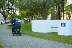 В СУХУМСКИХ ПАРКАХ ПОЯВИЛИСЬ СКАМЬИ ДЛЯ КОРМЛЕНИЯ И УХОДА ЗА МАЛЕНЬКИМИ ДЕТЬМИ