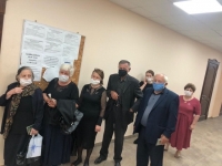 СОТРУДНИКИ ГСО РЕГУЛИРУЮТ ОЧЕРЕДЬ У ЗДАНИЯ КАБИНЕТА МИНИСТРОВ №3 ПО УЛИЦЕ ЗВАНБА