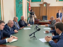 АСЛАН БЖАНИЯ ВСТРЕТИЛСЯ С ПРЕДСТАВИТЕЛЯМИ АБХАЗФЕДА