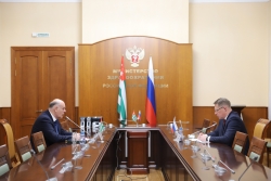АСЛАН БЖАНИЯ ВСТРЕТИЛСЯ С МИНИСТРОМ ЗДРАВООХРАНЕНИЯ РОССИИ