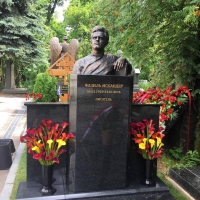 В МОСКВЕ, НА НОВОДЕВИЧЬЕМ КЛАДБИЩЕ, ОТКРЫЛИ ПАМЯТНИК ФАЗИЛЮ ИСКАНДЕРУ