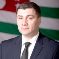 ШАМИЛЬ АДЗЫНБА ПРЕДЛАГАЕТ КАНДИДАТАМ В ПРЕЗИДЕНТЫ ПОДПИСАТЬ СОГЛАШЕНИЕ, КОТОРОЕ БУДЕТ ОБЯЗЫВАТЬ НОВОГО ГЛАВУ ГОСУДАРСТВА ОСУЩЕСТВИТЬ РЕФОРМЫ В АБХАЗИИ