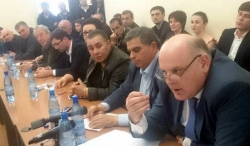 ВЛАСТИ И ОППОЗИЦИЯ ВСТРЕТИЛИСЬ НА ПЛОЩАДКЕ ОБЩЕСТВЕННОЙ ПАЛАТЫ