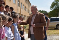 АСЛАН БЖАНИЯ ПЕРЕДАЛ  ТАМЫШСКОЙ ШКОЛЕ АВТОБУС