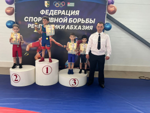 СУХУМСКИЕ БОРЦЫ ЗАНЯЛИ ПРИЗОВЫЕ МЕСТА