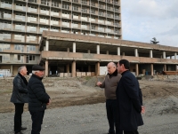 АСЛАН БЖАНИЯ ОЗНАКОМИЛСЯ С ХОДОМ РЕКОНСТРУКЦИИ КУРОРТНО-ОЗДОРОВИТЕЛЬНОЙ БАЗЫ В ОЧАМЧЫРЕ