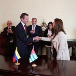 ТОРГОВЫЙ ПРЕДСТАВИТЕЛЬ РА В РФ ОЛЕГ БАРЦИЦ И ПРЕЗИДЕНТ ПАНАМЕРИКАНСКОГО МЕДИА-ХОЛДИНГА &laquo;TELESUR&raquo; ПАТРИСИЯ ВИЛЛЕГАС ПОДПИСАЛИ СОГЛАШЕНИЕ О ВЗАИМОДЕЙСТВИИ В ОБЛАСТИ ТЕЛЕВИЗИОННОГО И ИНФОРМАЦИОННОГО СОТРУДНИЧЕСТВА