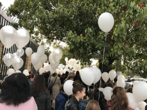 В ПАМЯТЬ О ЖЕРТВАХ ТРАГЕДИИ  В КЕМЕРОВО В НЕБО НАД СУХУМОМ ВЫПУСТИЛИ БЕЛЫЕ ШАРЫ
