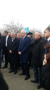 РАУЛЬ ХАДЖИМБА И АСЛАН ТХАКУШИНОВ ВОЗЛОЖИЛИ ЦВЕТЫ К ПАМЯТНИКУ ГЕРОЮ АБХАЗИИ, ВОИНУ-ДОБРОВОЛЬЦУ АДАМУ ХУАДЕ В АУЛЕ ГАТЛУКАЙ