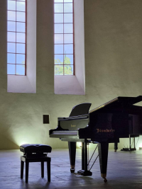 ХИБЛА ГЕРЗМАВА ПОДАРИЛА ПИЦУНДСКОМУ ХРАМУ РОЯЛЬ B&Ouml;SENDORFER