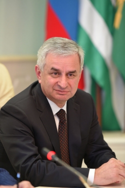 ПРЕЗИДЕНТ РАУЛЬ ХАДЖИМБА ДАЛ ПРЕСС-КОНФЕРЕНЦИЮ, ПОСВЯЩЕННУЮ ВОПРОСАМ ВНУТРЕННЕЙ И ВНЕШНЕЙ ПОЛИТИКИ СТРАНЫ