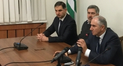 ДЕПУТАТАМ ПАРЛАМЕНТА НЕ УДАЛОСЬ ОТГОВОРИТЬ ОППОЗИЦИЮ ОТ ПРОВЕДЕНИЯ НАРОДНОГО СХОДА