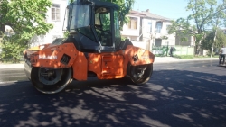 В СУХУМЕ ЗАВЕРШАЕТСЯ УКЛАДКА АСФАЛЬТА НА УЛИЦЕ ДЖОНУА