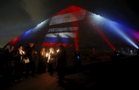 ВЕЛИКИЕ ПИРАМИДЫ ОКРАСИЛИСЬ В ЦВЕТА ФЛАГОВ РОССИИ, ФРАНЦИИ И ЛИВАНА