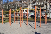 В РАЗНЫХ МИКРОРАЙОНАХ СУХУМА УСТАНАВЛИВАЮТ ТУРНИКОВЫЕ КОМПЛЕКСЫ  ДЛЯ ЗАНЯТИЙ ВОРКАУТОМ
