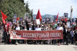 В ЧЕСТЬ 74-ЛЕТИЯ ПОБЕДЫ В ВЕЛИКОЙ ОТЕЧЕСТВЕННОЙ ВОЙНЕ ПО УЛИЦАМ СУХУМА ПРОШЕЛ "БЕССМЕРТНЫЙ ПОЛК&raquo;